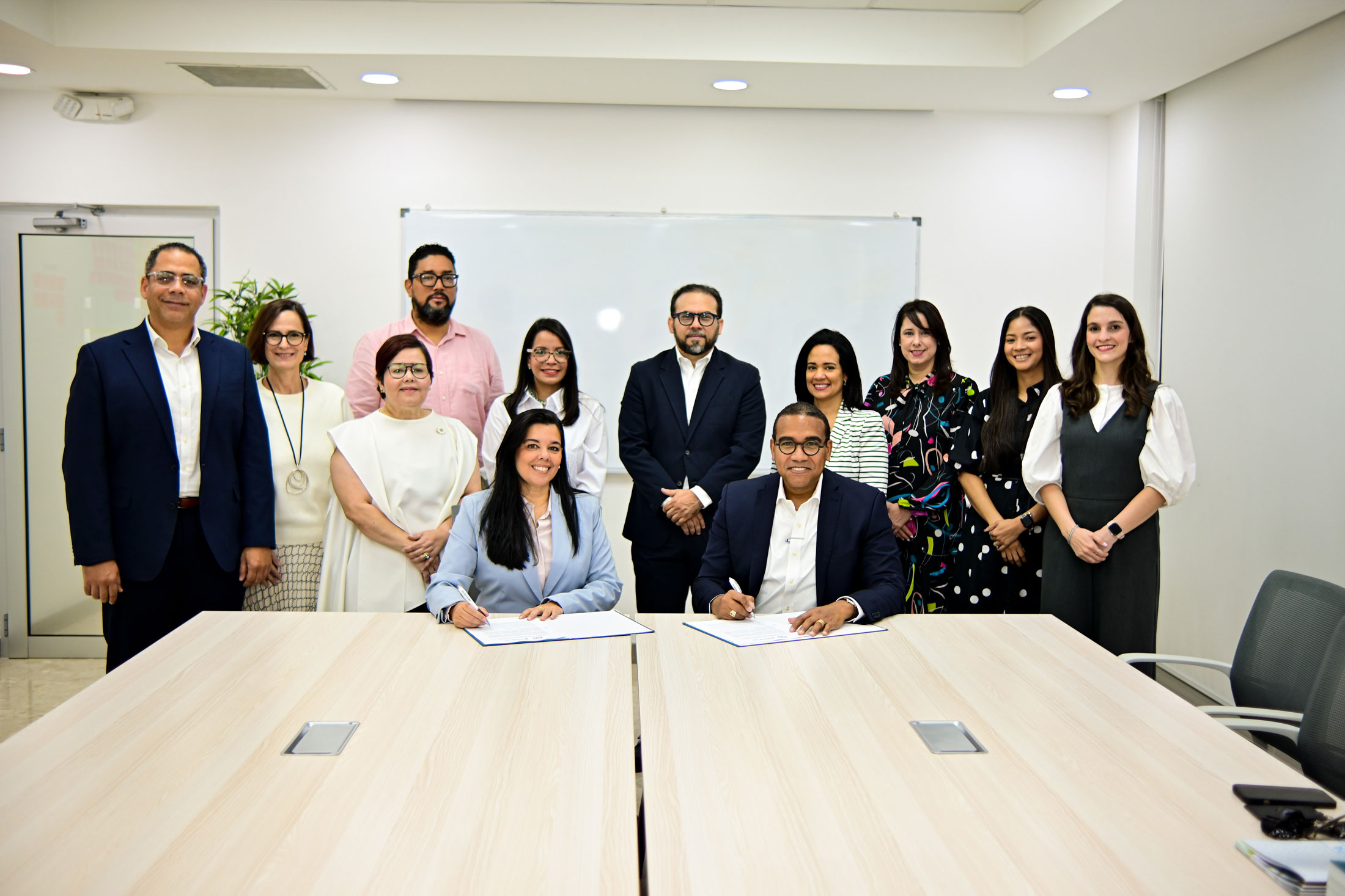 Instituto 512 y AINEP unen capacidades para fortalecer el sistema educativo dominicano 